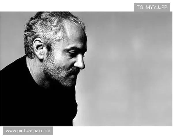 永恒缪斯，时尚女王：多娜泰拉·范思哲的非凡人生